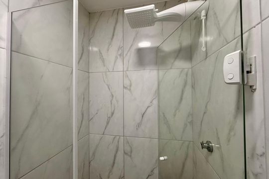 Banheiro Social de apartamento para alugar com 1 quarto, 27m² em Barra de Guaratiba, Rio de Janeiro