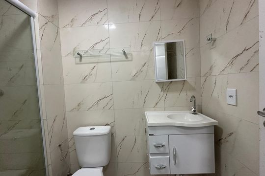 Banheiro de apartamento para alugar com 2 quartos, 60m² em Jardim Maria Helena, Barueri