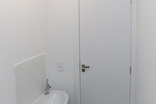 Banheiro de kitnet/studio para alugar com 1 quarto, 17m² em Vila Nilo, São Paulo