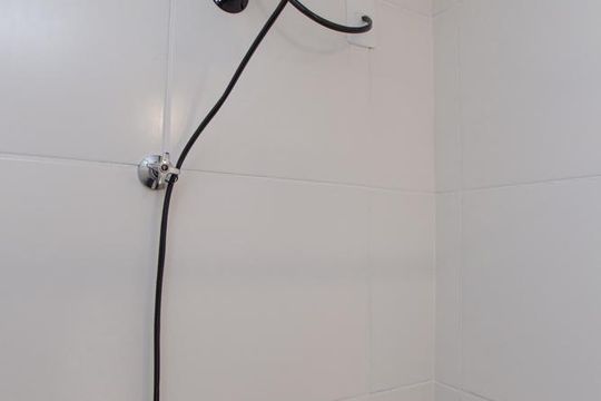 Banheiro de kitnet/studio para alugar com 1 quarto, 17m² em Vila Nilo, São Paulo