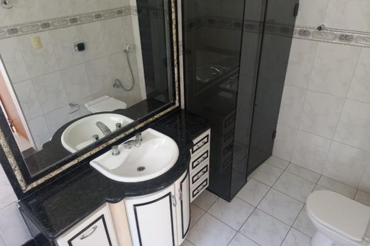 Banheiro social de casa para alugar com 4 quartos, 239m² em Morada da Colina, Uberlândia