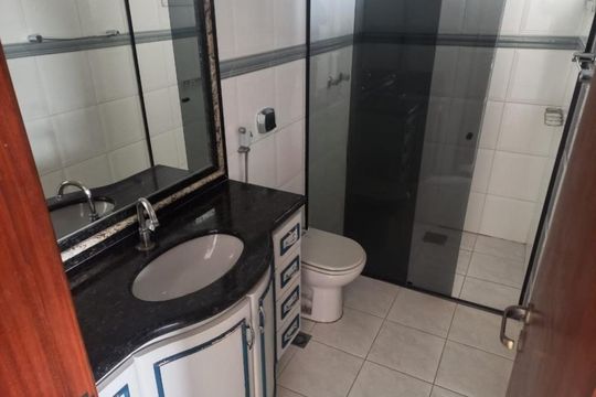 Banheiro social de casa para alugar com 4 quartos, 239m² em Morada da Colina, Uberlândia