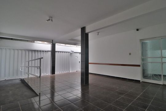 Garagem de casa para alugar com 9 quartos, 300m² em Centro, Uberlândia