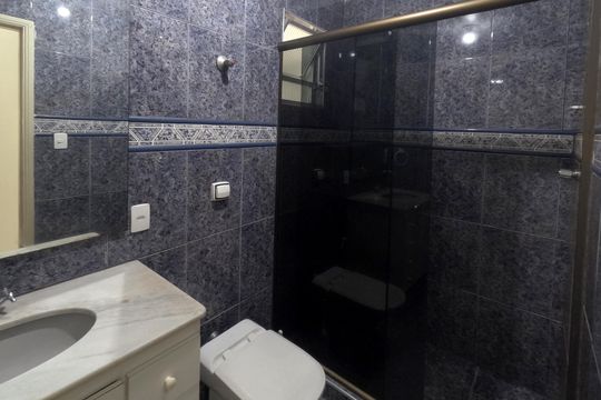 Banheiro de apartamento para alugar com 2 quartos, 62m² em Aparecida, Santos