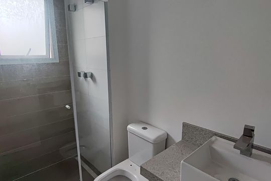 Banheiro de apartamento à venda com 2 quartos, 80m² em Vila Lea, Santo André