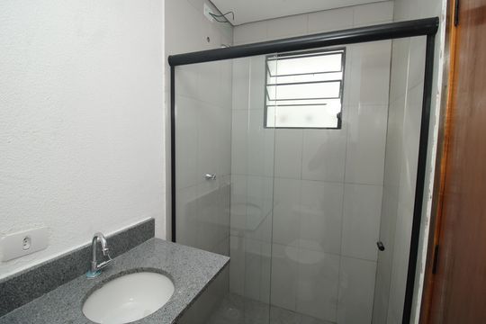 Banheiro de kitnet/studio para alugar com 1 quarto, 35m² em Vila Dom Pedro I, São Paulo