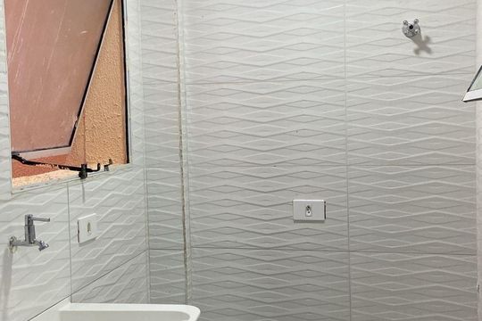 Banheiro de kitnet/studio para alugar com 1 quarto, 22m² em Vila Água Funda, São Paulo