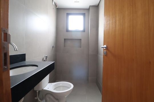 Banheiro do Quarto 2 de apartamento para alugar com 2 quartos, 63m² em Daniel Fonseca, Uberlândia