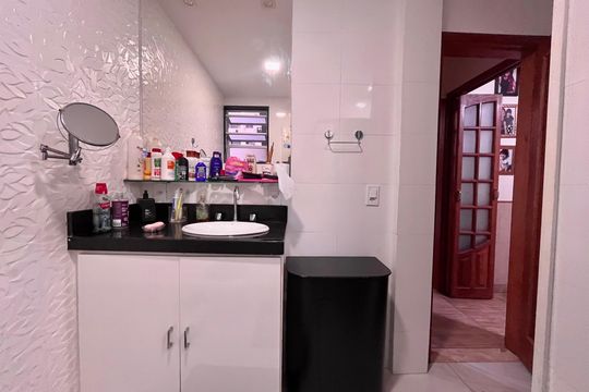 Banheiro social de apartamento à venda com 3 quartos, 123m² em Copacabana, Rio de Janeiro
