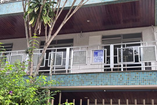 Placa  de apartamento para alugar com 2 quartos, 82m² em Recreio dos Bandeirantes, Rio de Janeiro