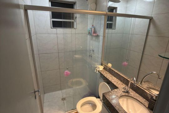 Banheiro de apartamento à venda com 2 quartos, 45m² em Kennedy, Contagem