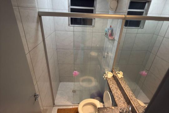 Banheiro de apartamento à venda com 2 quartos, 45m² em Kennedy, Contagem