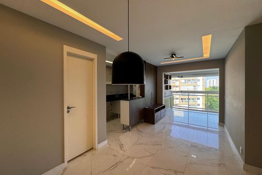 Sala de apartamento para alugar com 2 quartos, 82m² em Barra da Tijuca, Rio de Janeiro