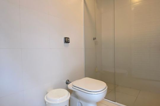 Banheiro da área comum de casa à venda com 4 quartos, 600m² em Umuarama, Osasco