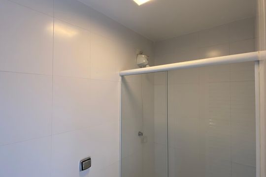 Banheiro da área comum de casa à venda com 4 quartos, 600m² em Umuarama, Osasco