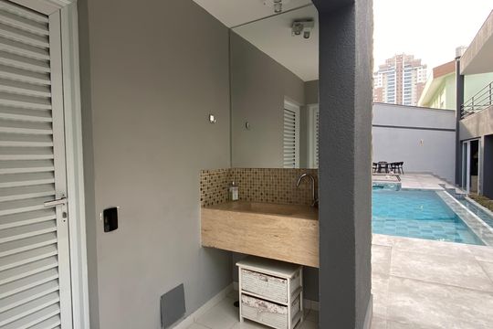 Banheiro da área comum de casa à venda com 4 quartos, 600m² em Umuarama, Osasco