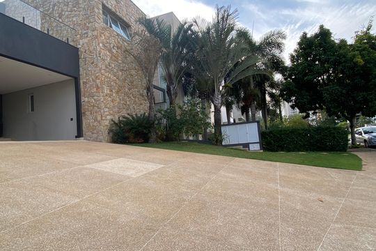 Fachada de casa à venda com 4 quartos, 600m² em Umuarama, Osasco