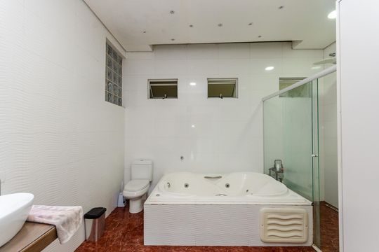 Suíte - Banheiro - Casa 1 de casa para alugar com 5 quartos, 381m² em Chácara Inglesa, São Paulo