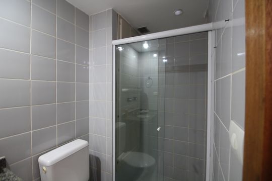 Banheiro Social de apartamento à venda com 2 quartos, 73m² em Barra Olímpica, Rio de Janeiro