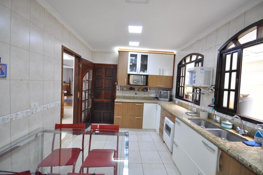 Cozinha de casa de condomínio à venda com 4 quartos, 239m² em Jardim Itatinga, São Paulo