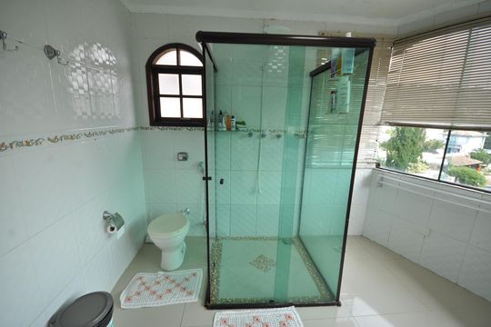 Banheiro da Suíte Master de casa de condomínio à venda com 4 quartos, 239m² em Jardim Itatinga, São Paulo