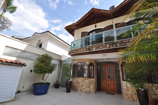 Fachada de casa de condomínio à venda com 4 quartos, 239m² em Jardim Itatinga, São Paulo