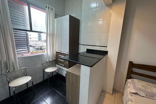 Cozinha de apartamento para alugar com 1 quarto, 29m² em Centro, São Vicente