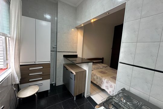 Cozinha de apartamento para alugar com 1 quarto, 29m² em Centro, São Vicente