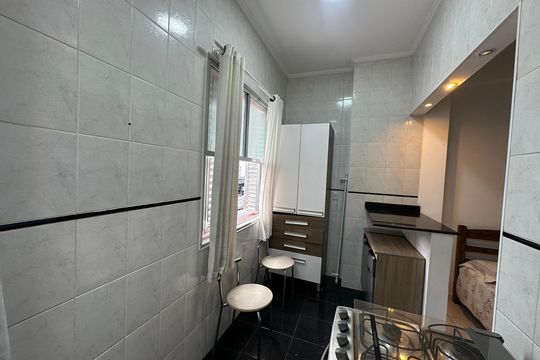 Cozinha de apartamento para alugar com 1 quarto, 29m² em Centro, São Vicente
