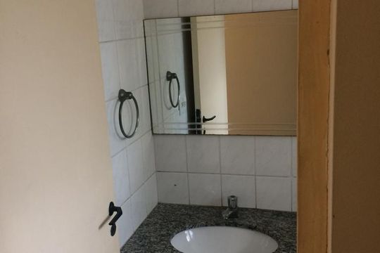 Banheiro social de apartamento para alugar com 2 quartos, 56m² em Cohab, São Paulo