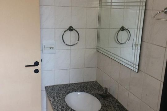 Banheiro social de apartamento para alugar com 2 quartos, 56m² em Cohab, São Paulo