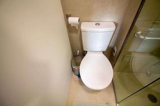Banheiro de kitnet/studio para alugar com 1 quarto, 27m² em Santo Amaro, São Paulo