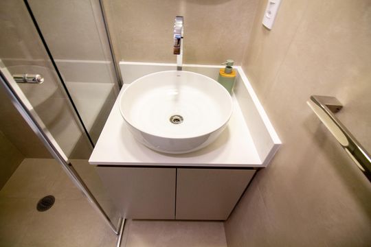 Banheiro de kitnet/studio para alugar com 1 quarto, 27m² em Santo Amaro, São Paulo