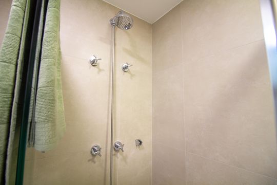 Banheiro de kitnet/studio para alugar com 1 quarto, 27m² em Santo Amaro, São Paulo