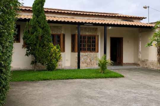 Fachada de casa para alugar com 4 quartos, 192m² em Santa Cruz, Rio de Janeiro