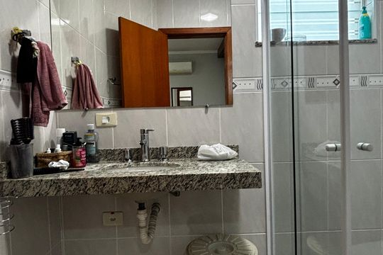 Banheiro da Suíte de casa à venda com 3 quartos, 180m² em Vila Alzira, Santo André