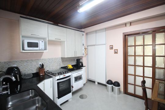 Cozinha de casa de condomínio à venda com 3 quartos, 126m² em Jardim Ypu, Porto Alegre