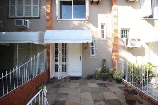 Fachada de casa de condomínio à venda com 3 quartos, 126m² em Jardim Ypu, Porto Alegre
