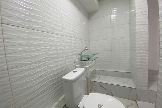 Banheiro de kitnet/studio para alugar com 1 quarto, 24m² em Vila Água Funda, São Paulo