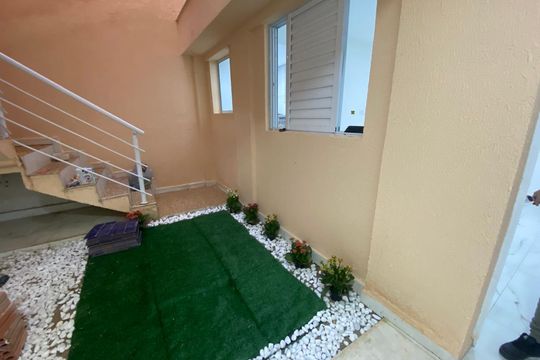 Escada de acesso de kitnet/studio para alugar com 1 quarto, 24m² em Vila Água Funda, São Paulo