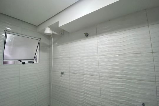 Banheiro de kitnet/studio para alugar com 1 quarto, 24m² em Vila Água Funda, São Paulo