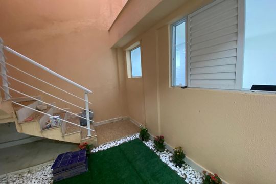 Escada de acesso de kitnet/studio para alugar com 1 quarto, 24m² em Vila Água Funda, São Paulo