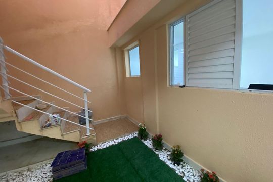 Escada de acesso de kitnet/studio para alugar com 1 quarto, 20m² em Vila Água Funda, São Paulo