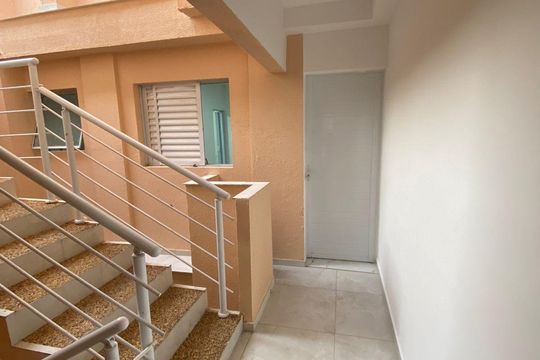 Escada de acesso de kitnet/studio para alugar com 1 quarto, 20m² em Vila Água Funda, São Paulo