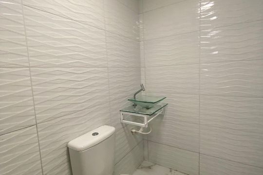 Banheiro de kitnet/studio para alugar com 1 quarto, 20m² em Vila Água Funda, São Paulo