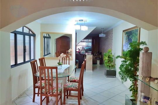Casa à venda com 3 quartos, 208m² em Chora Menino, São Paulo