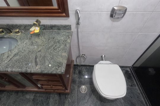 Banheiro do Quarto 4 de apartamento para alugar com 4 quartos, 230m² em Ponta da Praia, Santos