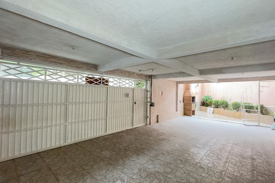 Garagem de casa para alugar com 3 quartos, 230m² em Jardim Monte Azul, São Paulo