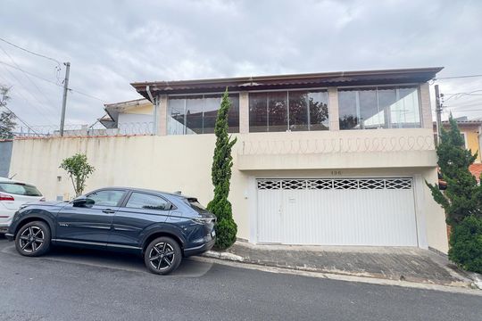 Fachada de casa para alugar com 3 quartos, 230m² em Jardim Monte Azul, São Paulo