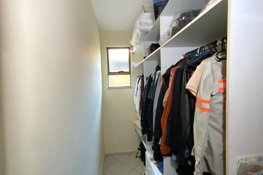Closet da suíte 1 de casa de condomínio à venda com 3 quartos, 300m² em Vila do Ouro, Nova Lima